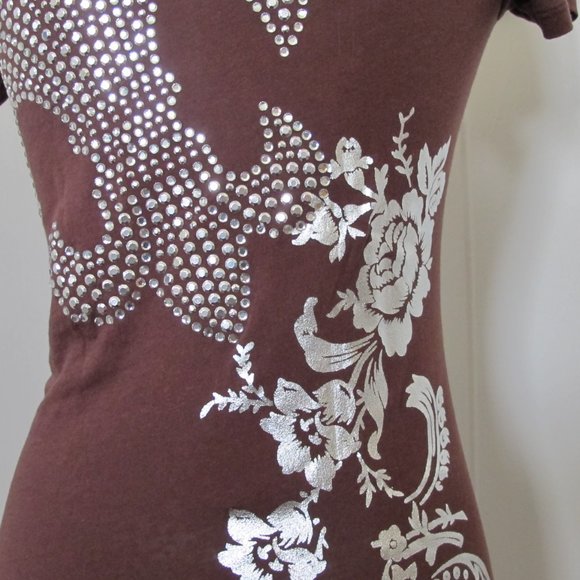 Kendra Duck | Fleur-de-lis V-Neck Tee - Picture 5 of 6